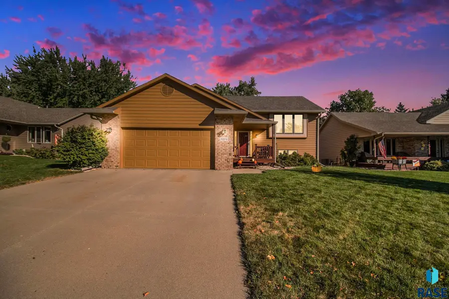 5704 W 52nd St, Sioux Falls, SD 57106 - #3