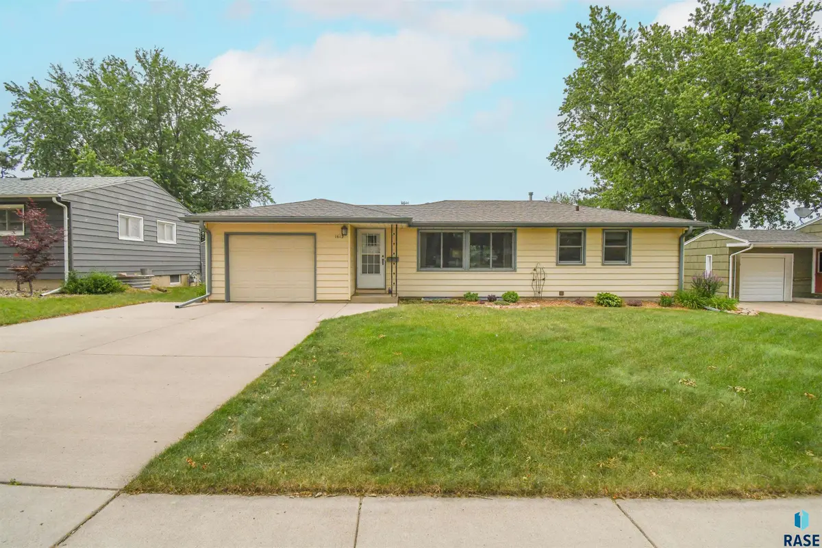 1612 E 19th St, Sioux Falls, SD 57105 - #1