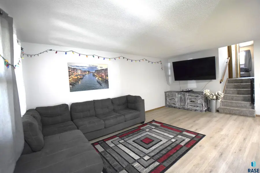 5305 W Birnhamwood Dr, Sioux Falls, SD 57106 - #2