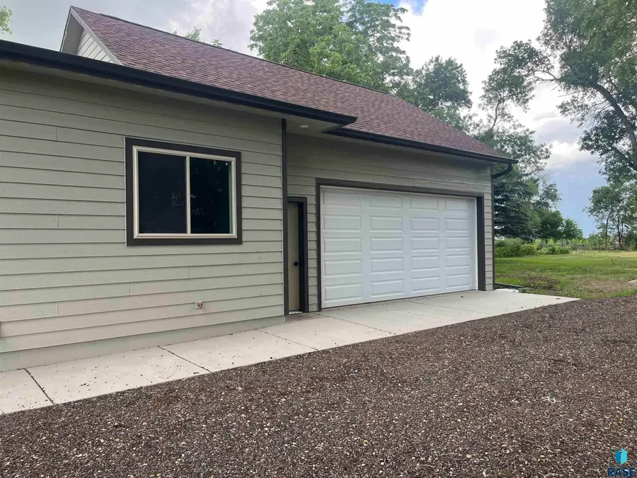 430 Willow St, Canistota, SD 57012 - #2