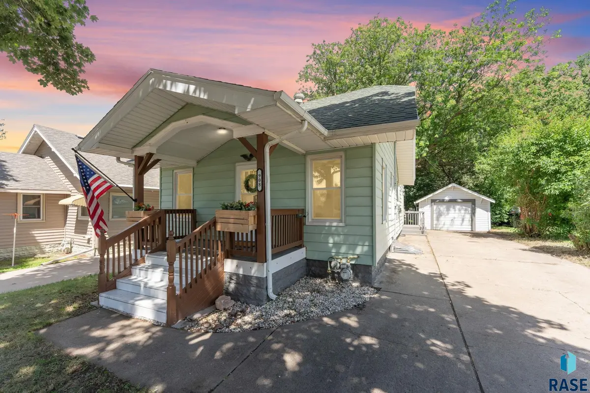 908 N French Ave, Sioux Falls, SD 57103 - #1