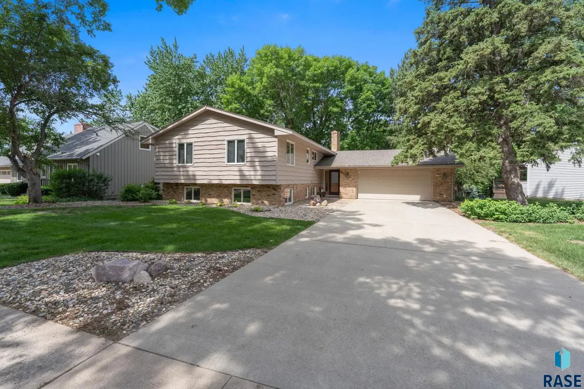 4005 S Thunderbird Trl, Sioux Falls, SD 57103 - #1