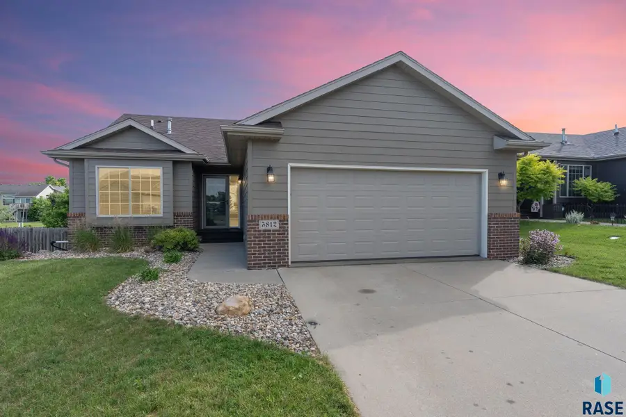 5812 W Oakcrest Dr, Sioux Falls, SD 57107 - #2