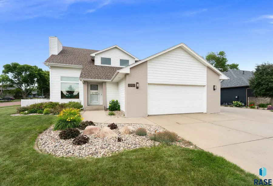 2200 S Crown Hill Dr, Sioux Falls, SD 57106 - #2