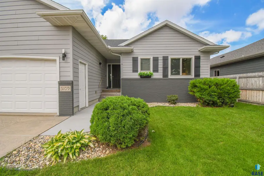 5109 S Manchester Ct, Sioux Falls, SD 57108 - #2