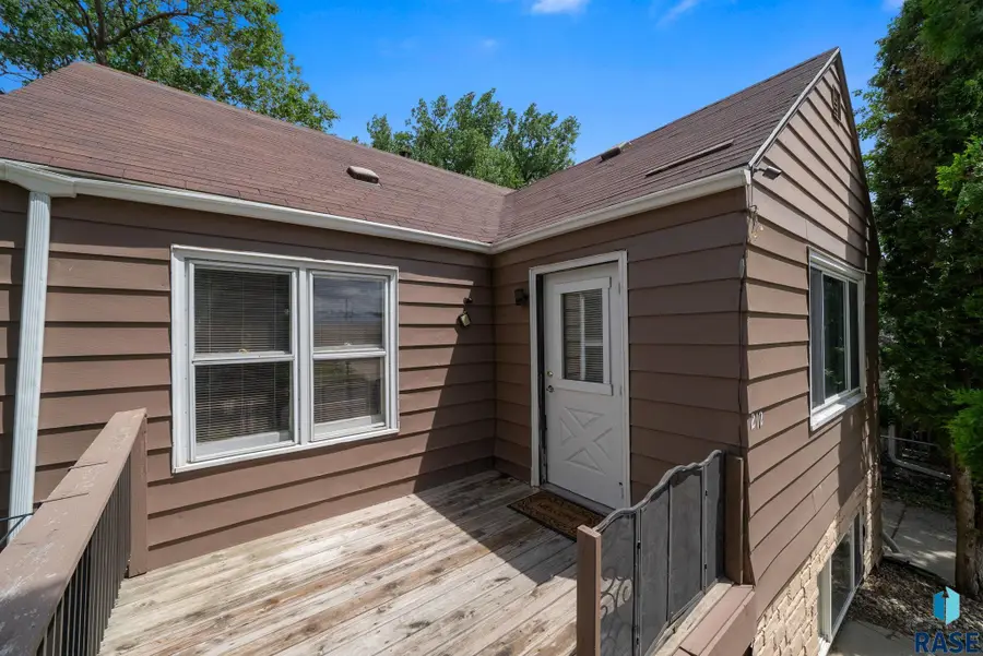 212 W 42nd St, Sioux Falls, SD 57105 - #3