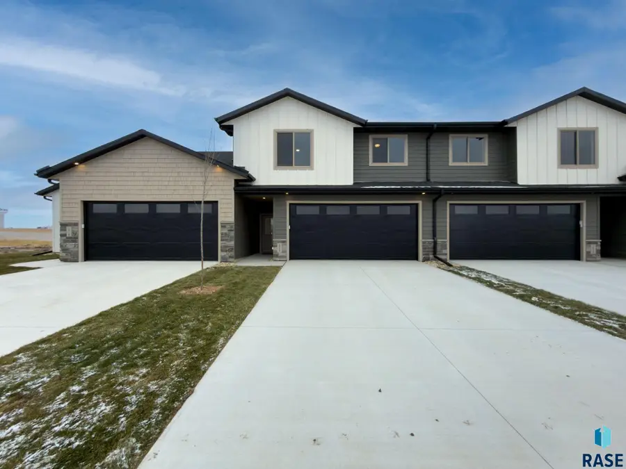 2818 E Hazelnut St, Brandon, SD 57005 - #2