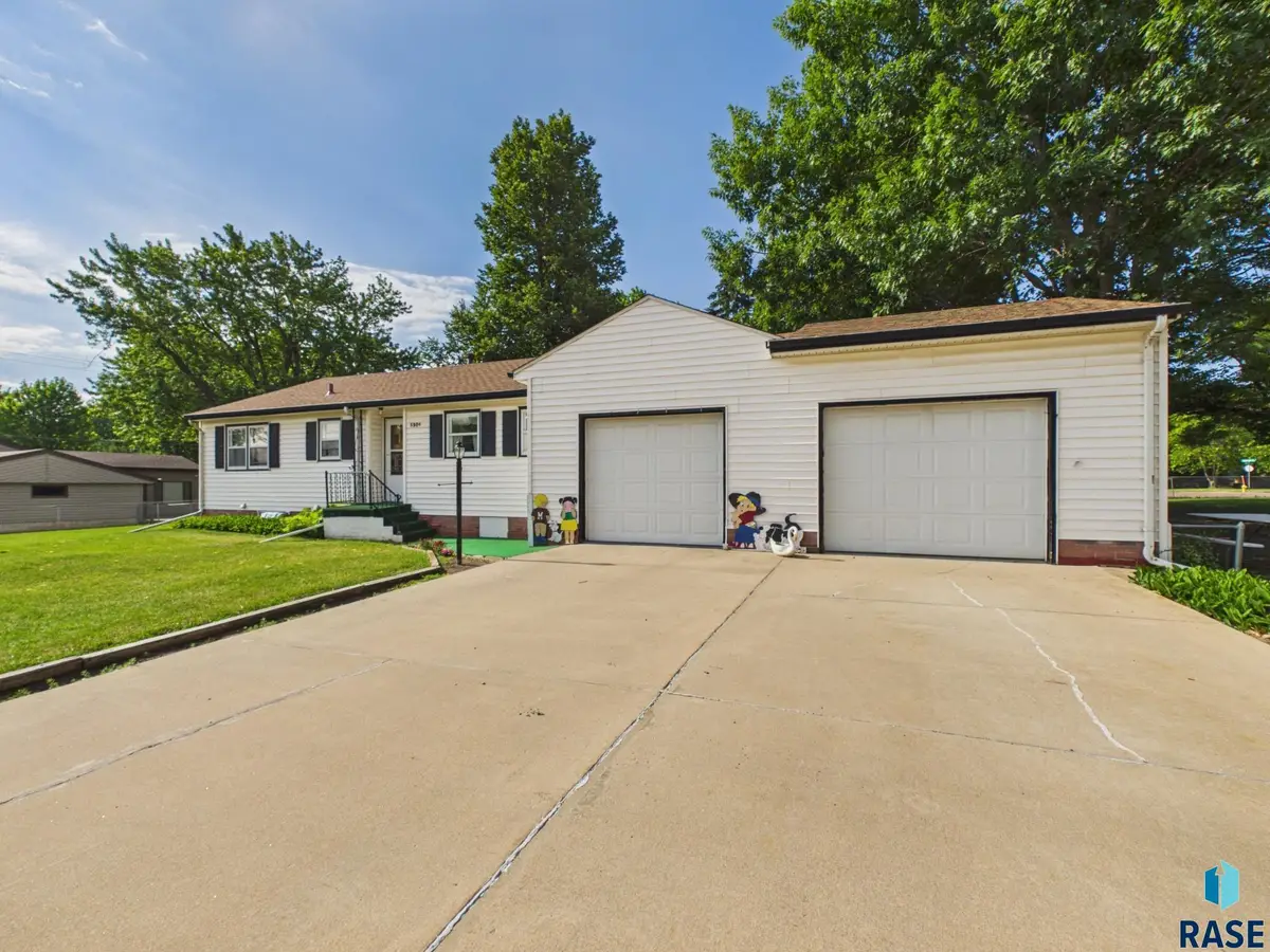 5909 W 41st St, Sioux Falls, SD 57106 - #1