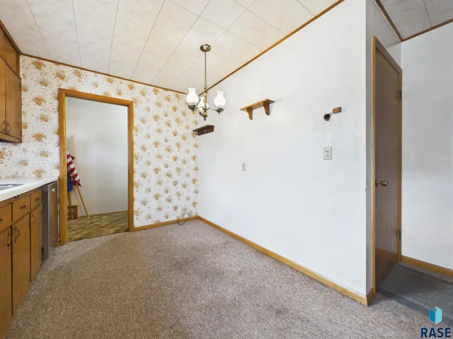 5909 W 41st St, Sioux Falls, SD 57106 - #3