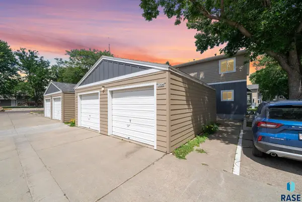 1206 S Bridgeport Pl, Sioux Falls, SD 57106