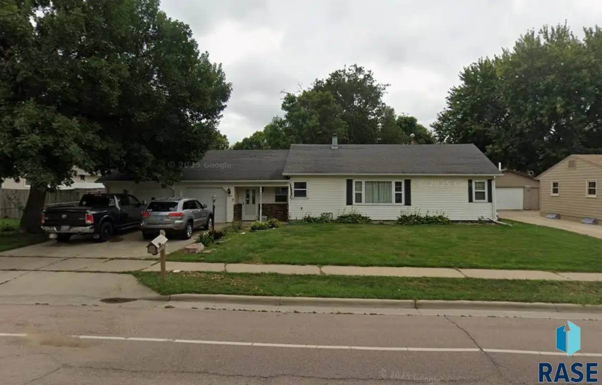 3109 E 12th St, Sioux Falls, SD 57103 - #1
