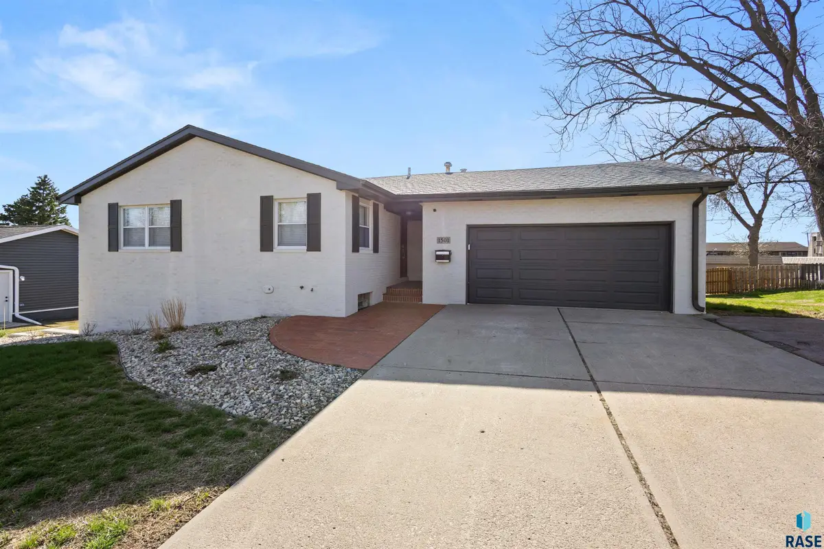 1501 S Gary Dr, Sioux Falls, SD 57103 - #1