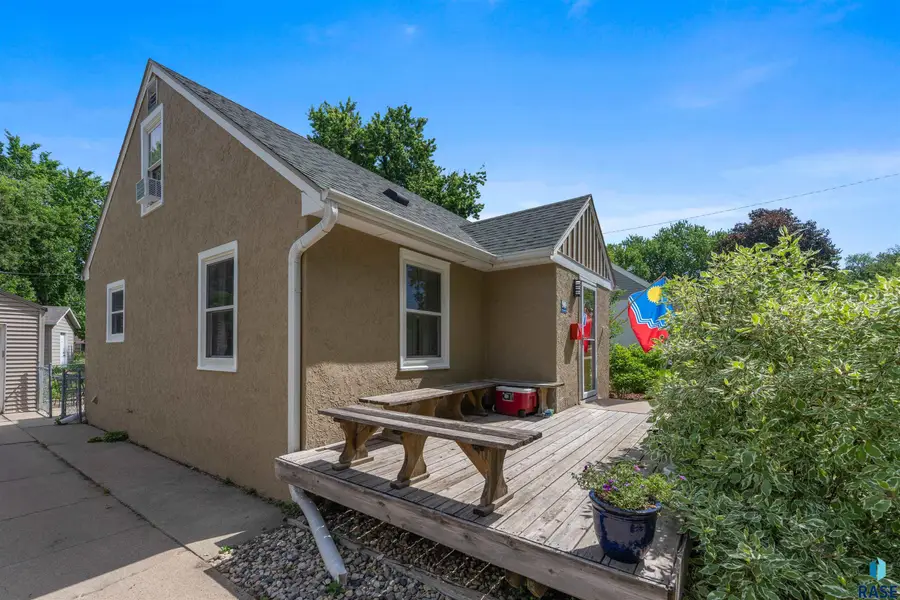 909 S Westmoor Dr, Sioux Falls, SD 57104 - #2