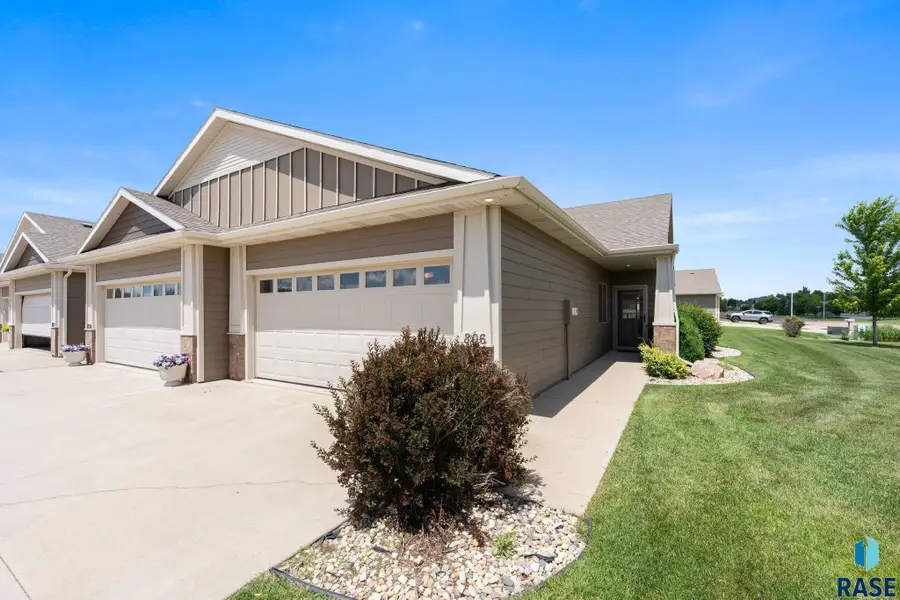 806 E El Dorado Ct, Sioux Falls, SD 57108 - #2