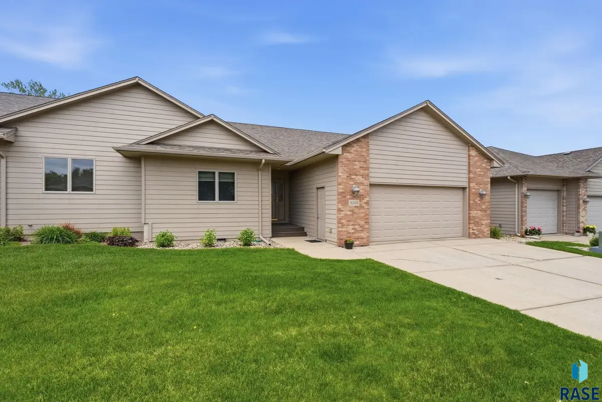 3205 S Lupine Pl, Sioux Falls, SD 57110 - #1