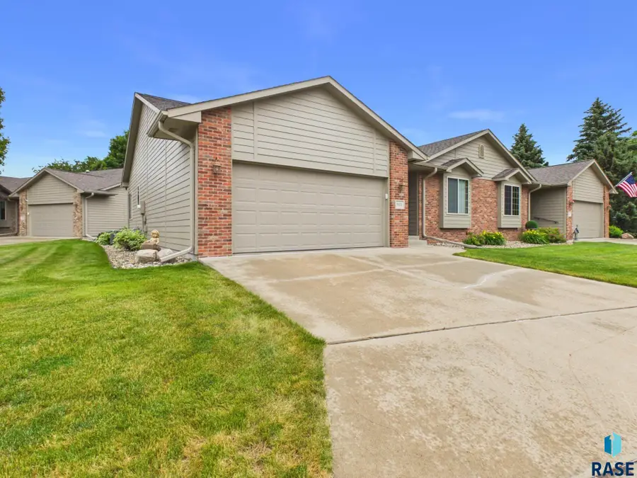 5321 W Summer Creek Pl, Sioux Falls, SD 57106 - #2