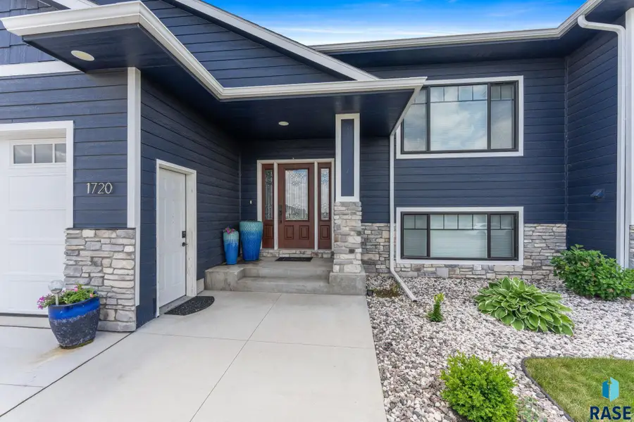 1720 N Paddington Trl, Sioux Falls, SD 57110 - #2