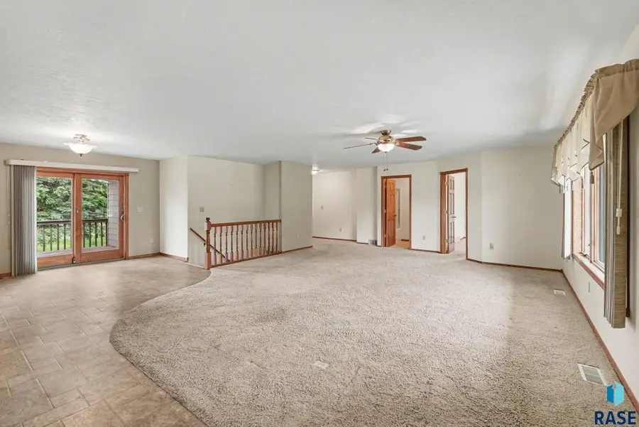 936 Heatherwood Ave, Madison, SD 57042 - #3