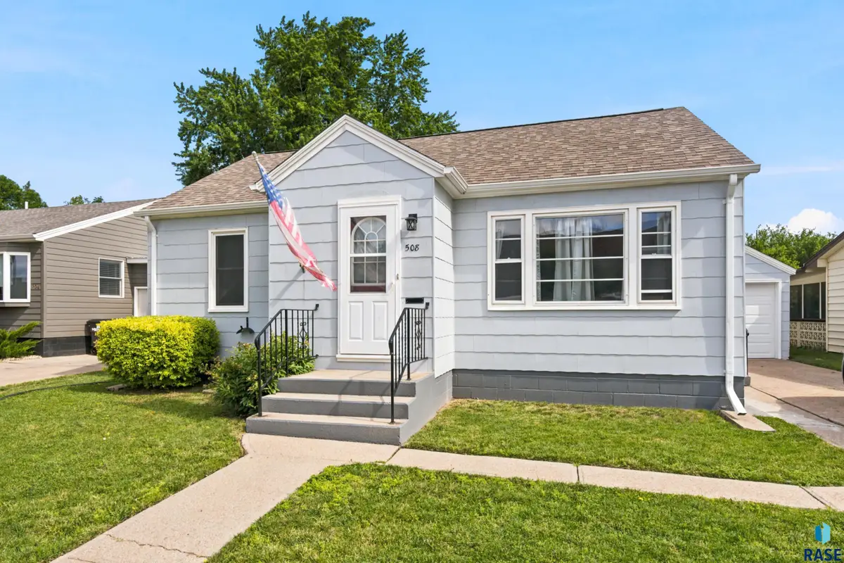 508 E 11th Ave, Mitchell, SD 57301 - #1