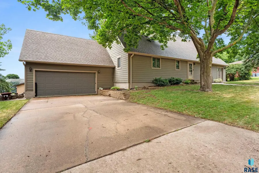 803 N Iowa Ave, Dell Rapids, SD 57022 - #2