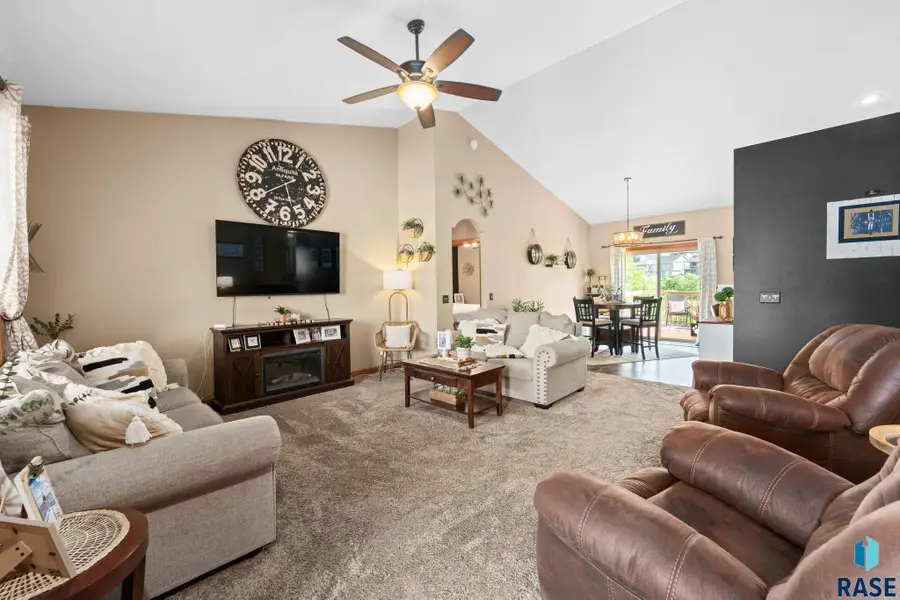 1409 W Creekside Dr, Brandon, SD 57005 - #2