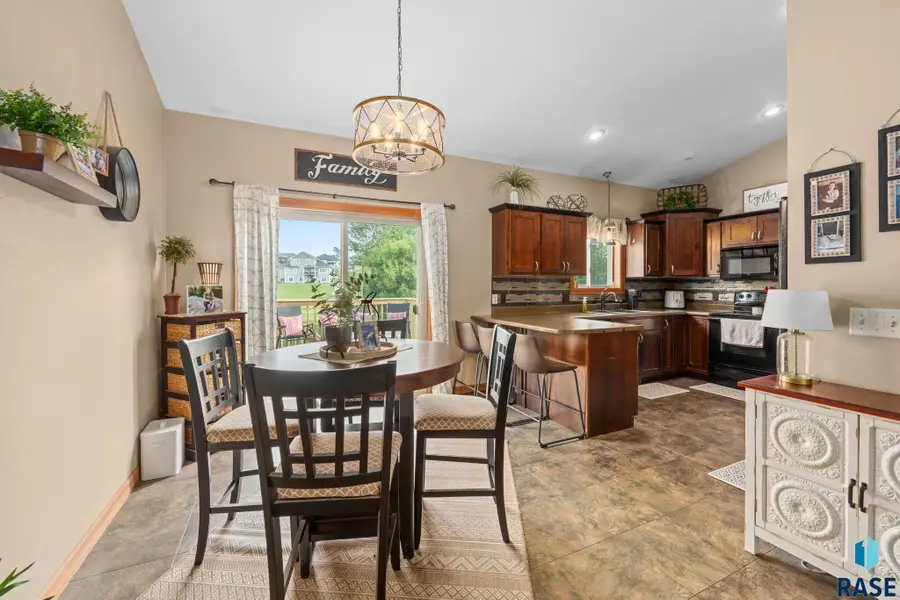 1409 W Creekside Dr, Brandon, SD 57005 - #3