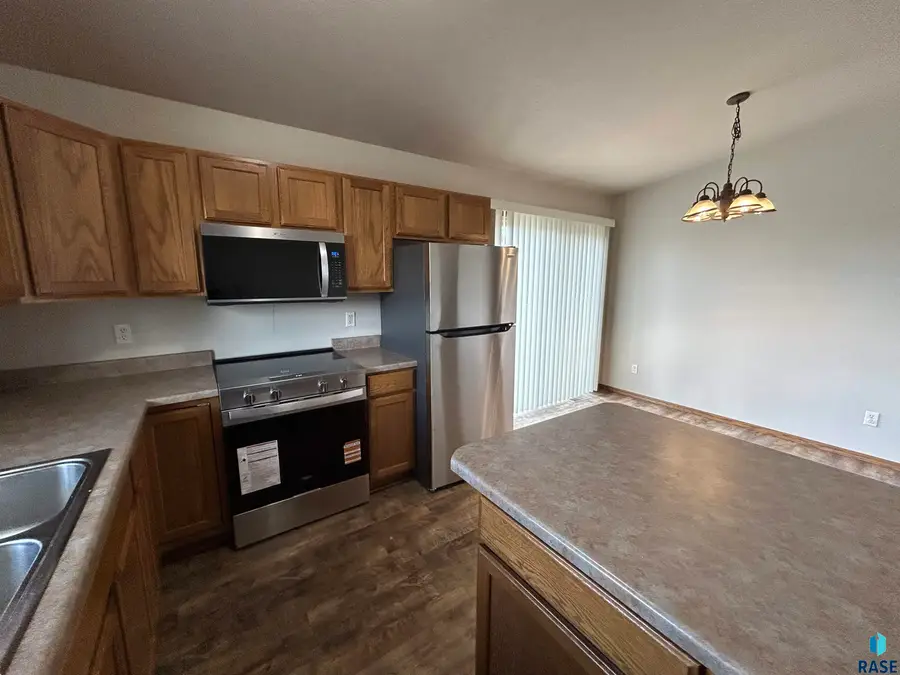 507 Almond Ave, Harrisburg, SD 57032 - #3