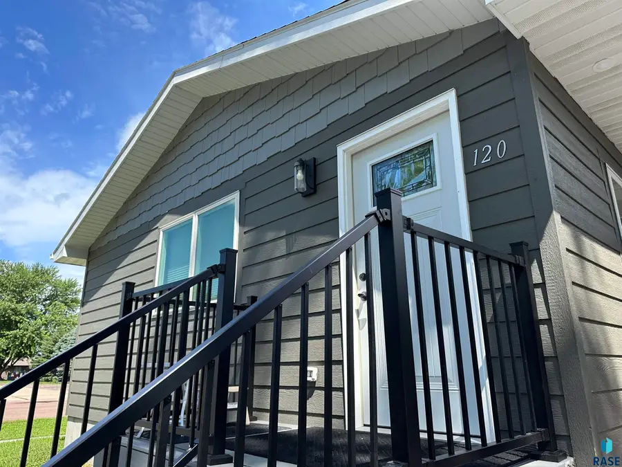 120 W 5th St, Freeman, SD 57029 - #2
