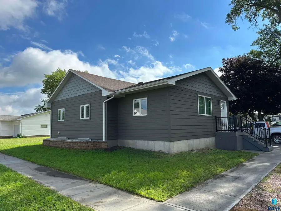 120 W 5th St, Freeman, SD 57029 - #3