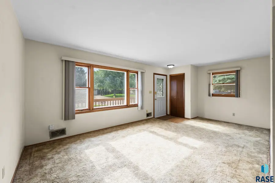 1301 S Joliet Ave, Sioux Falls, SD 57110 - #2