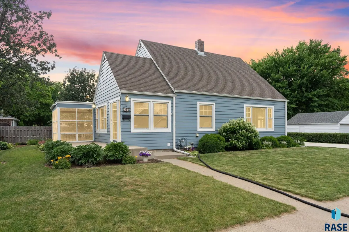 305 N 6th St, Beresford, SD 57004 - #1