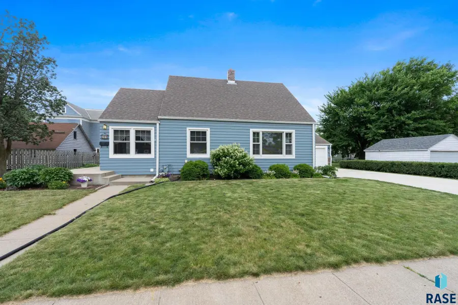 305 N 6th St, Beresford, SD 57004 - #2