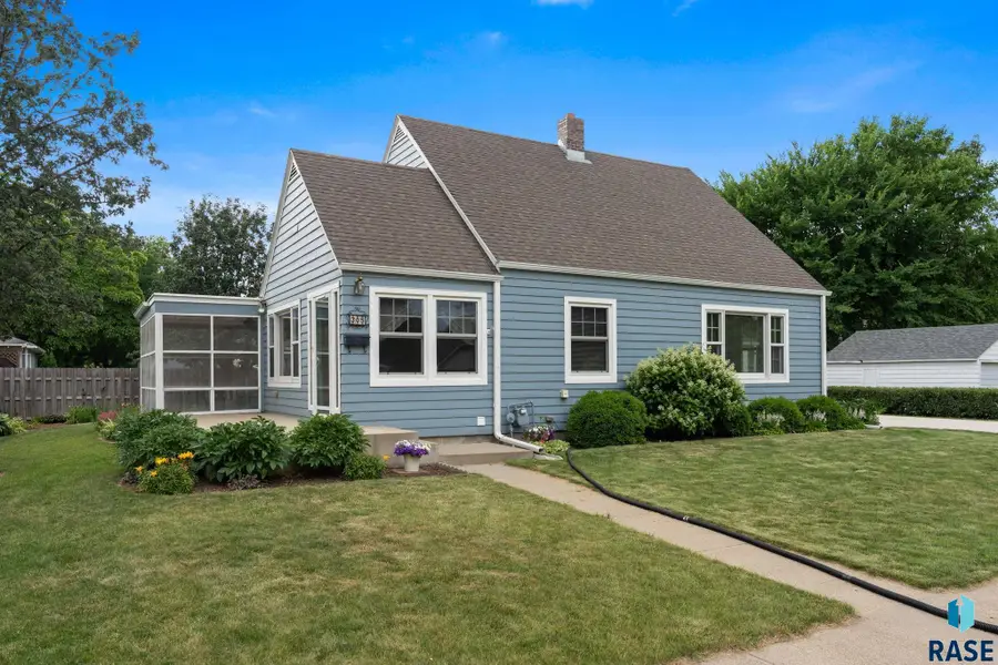 305 N 6th St, Beresford, SD 57004 - #3