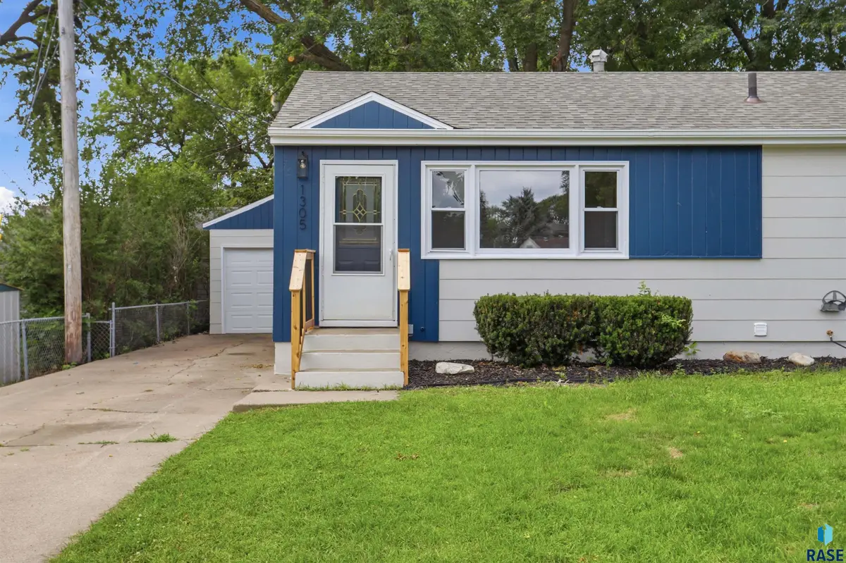 1305 W Thompson Dr, Sioux Falls, SD 57105 - #1
