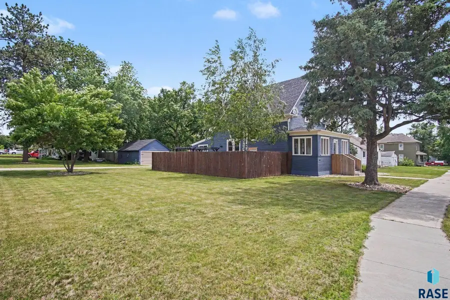 618 Lincoln Ave, Madison, SD 57042 - #3
