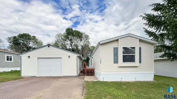 5708 W Thrush Pl, Sioux Falls, SD 57107