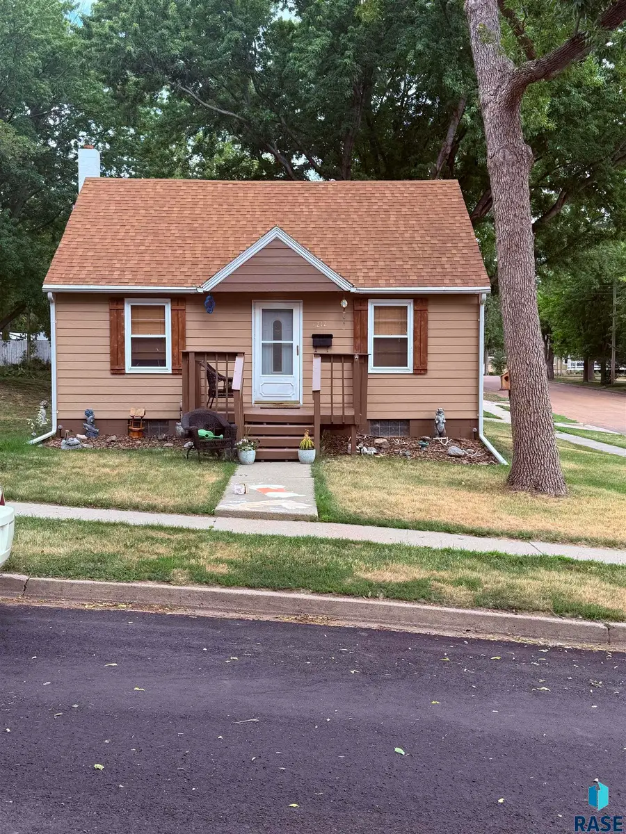 212 E 8th St, Dell Rapids, SD 57022 - #2