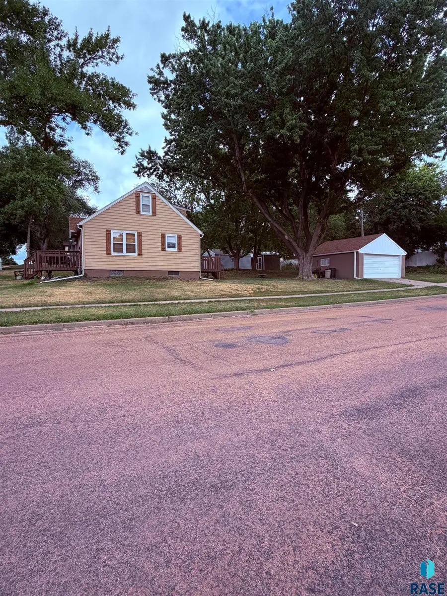 212 E 8th St, Dell Rapids, SD 57022 - #3