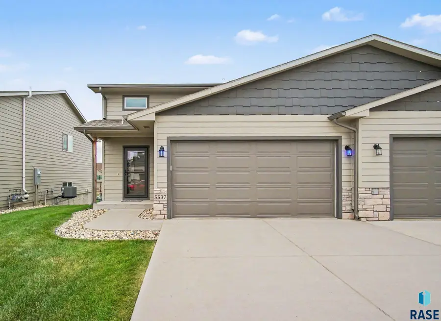 5537 E Brennan Dr, Sioux Falls, SD 57110 - #2