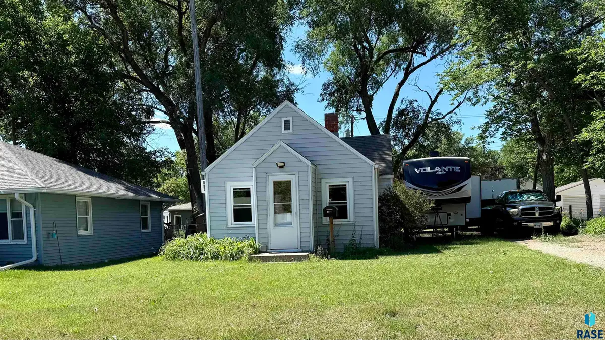 1031 E 1st Ave, Mitchell, SD 57301 - #1