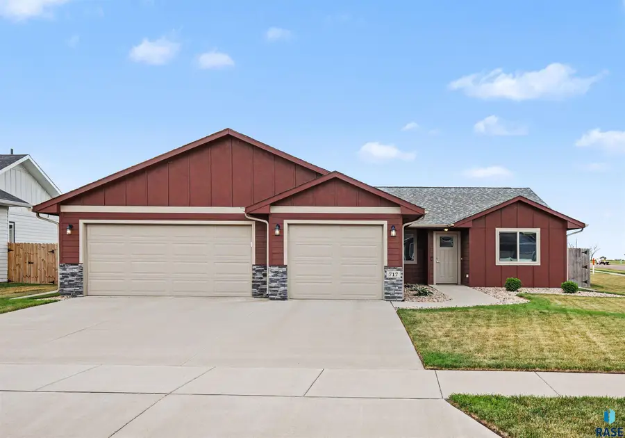 717 N Main St, Lennox, SD 57039 - #2