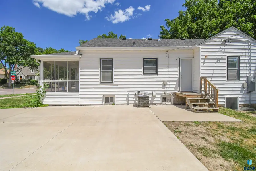 101 W 27th St, Sioux Falls, SD 57105 - #2