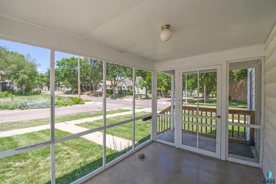 101 W 27th St, Sioux Falls, SD 57105 - #3
