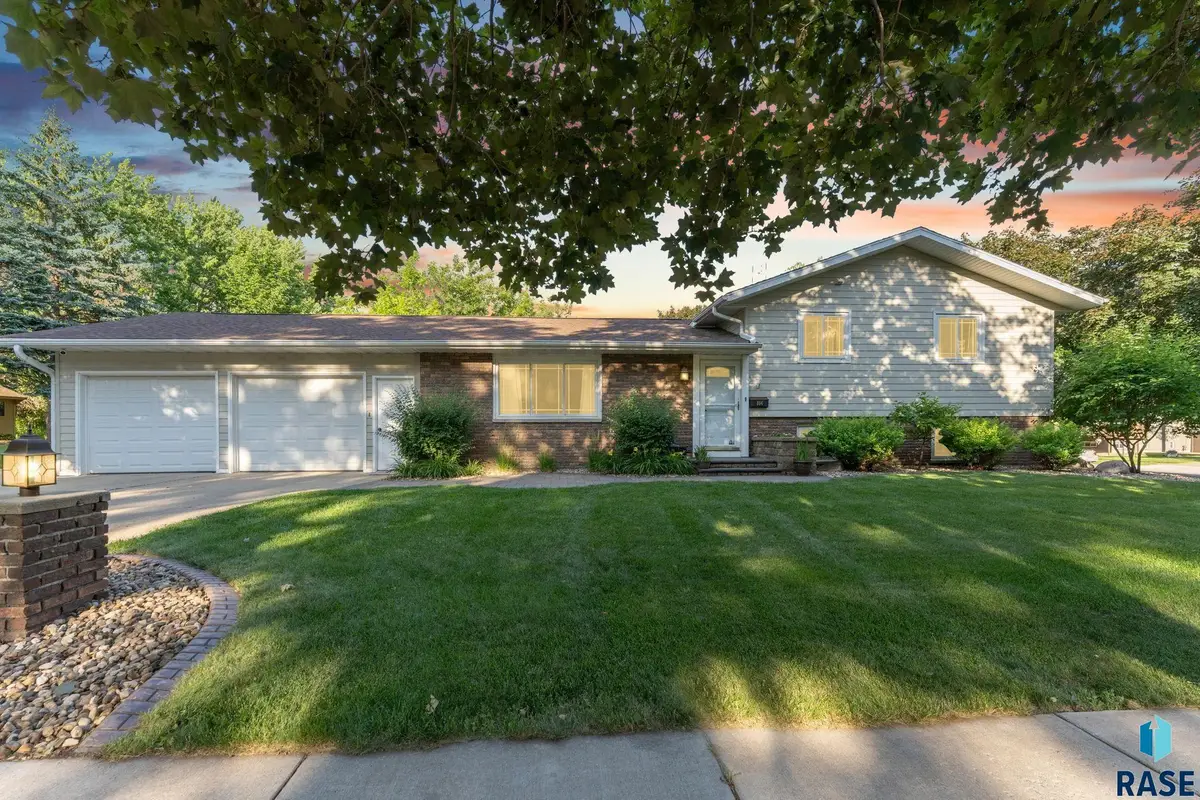 804 N Maplewood Dr, Madison, SD 57042 - #1