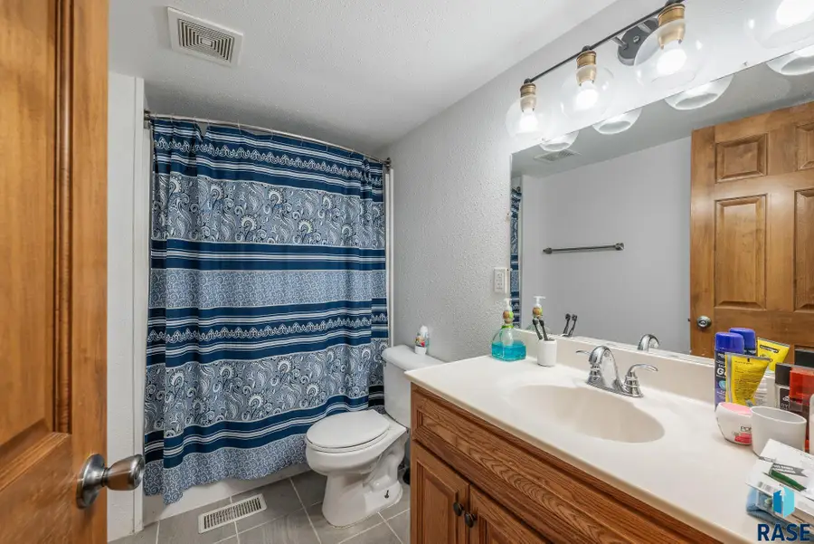 505 N Eagle Pl, Sioux Falls, SD 57107 - #2