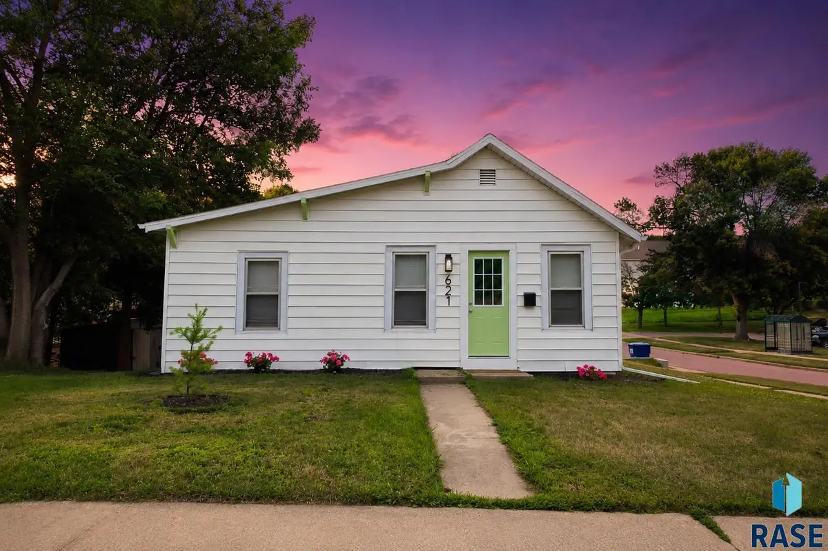 621 N Lewis Ave, Sioux Falls, SD 57103 - #1