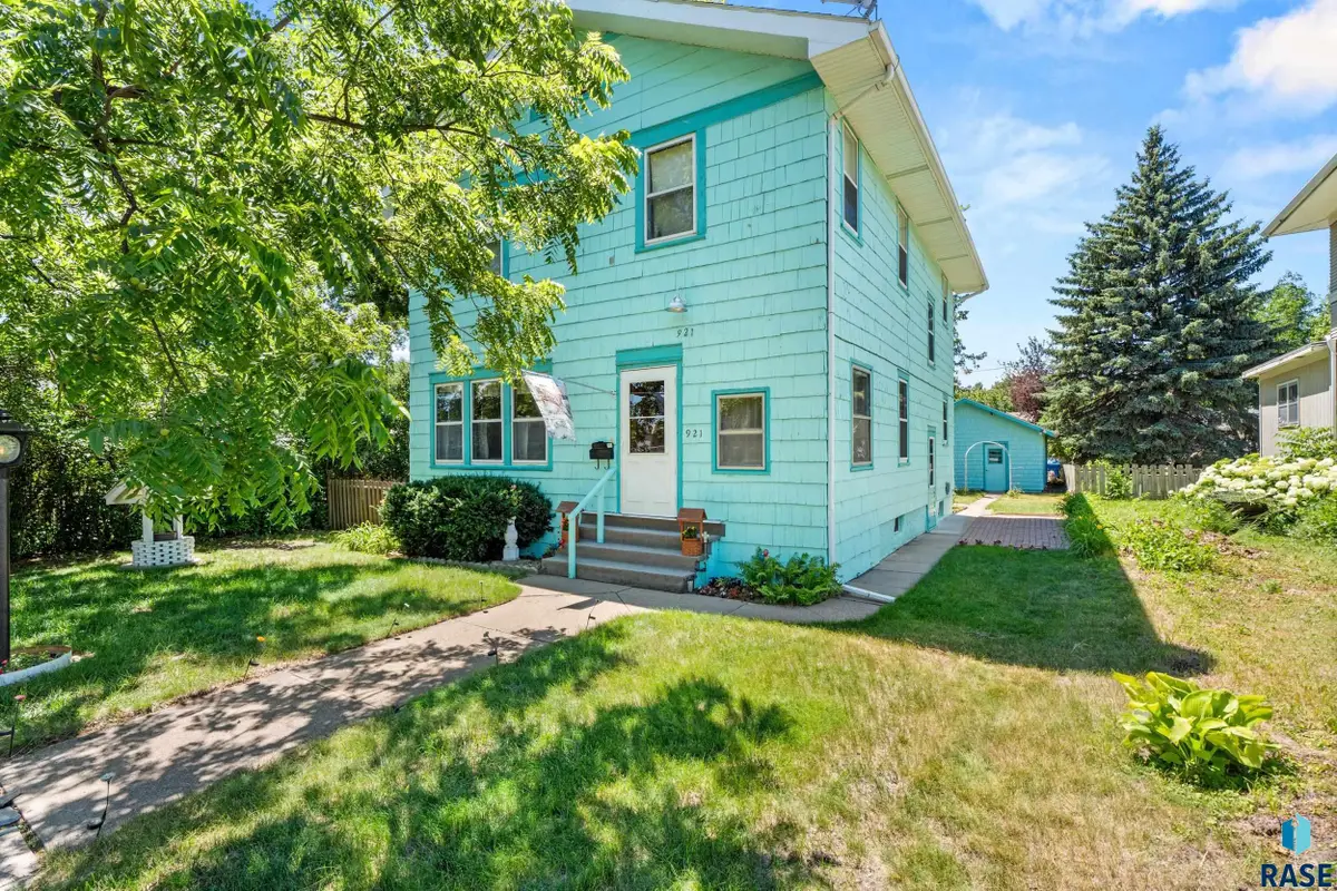 921 S Prairie Ave, Sioux Falls, SD 57104 - #1