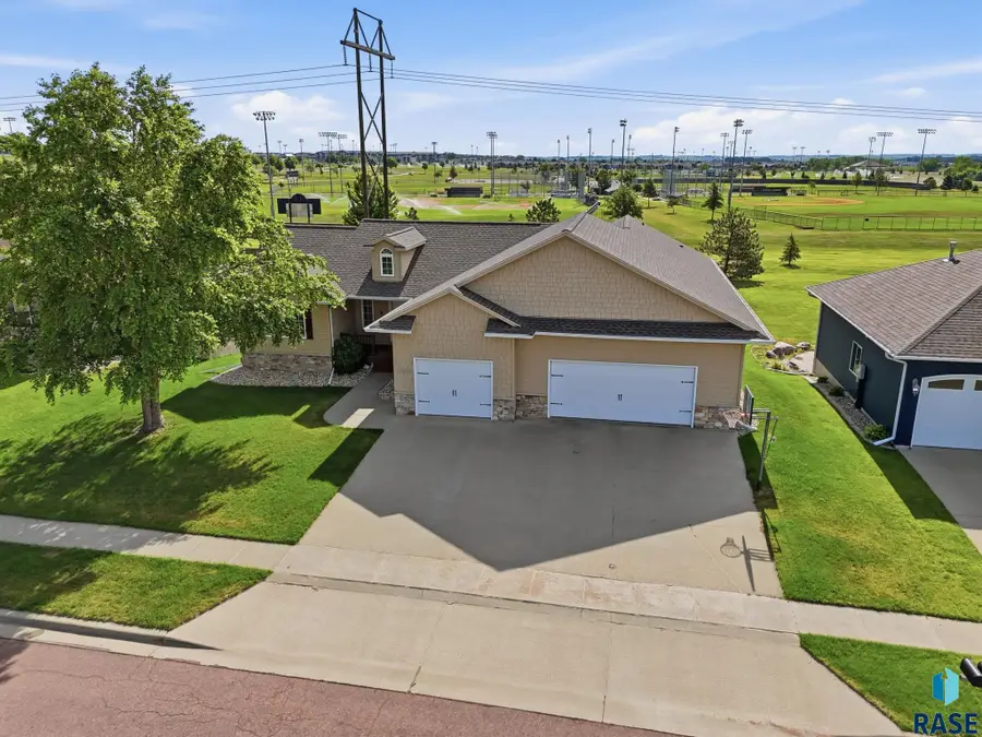 3804 S Harmony Dr, Sioux Falls, SD 57110 - #2