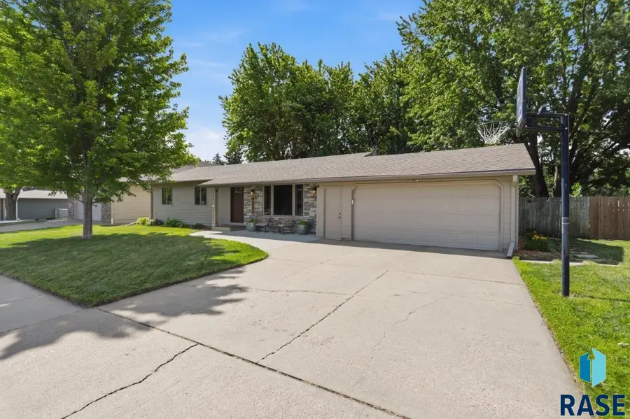 4209 E 22nd St, Sioux Falls, SD 57103 - #2