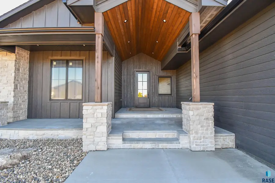 8421 E Roughlock St, Sioux Falls, SD 57110 - #3